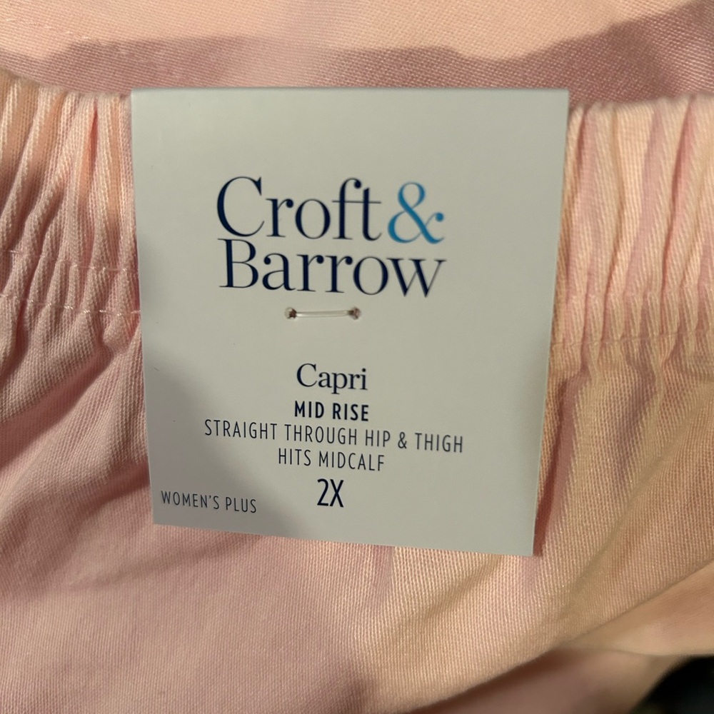 NWT women’s light pink color capris w/ cute design on the outer legs at the hem. - Picture 6 of 8